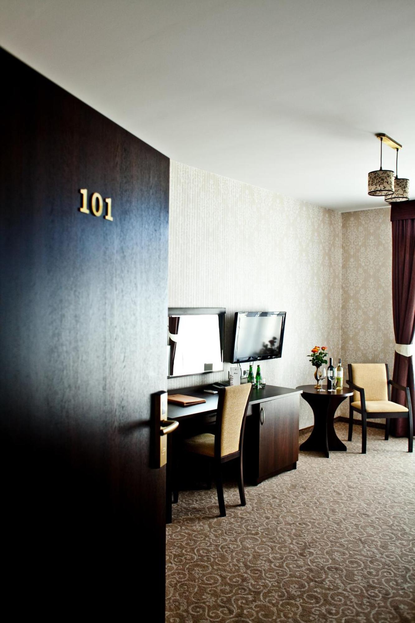 Hotel Dwor Dwikozy Exterior foto