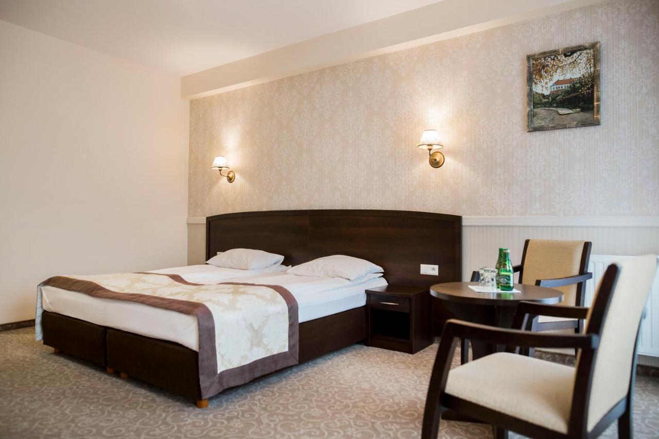 Hotel Dwor Dwikozy Exterior foto